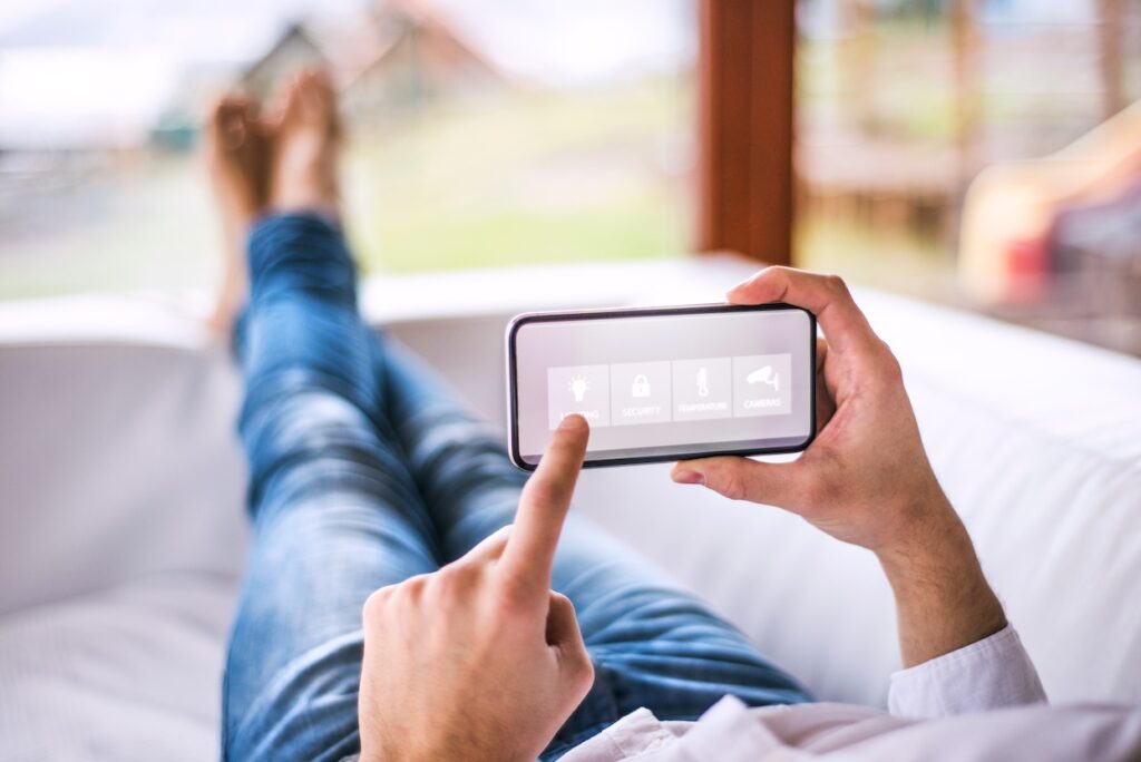 Mit einer Smart Home-App lässt sich alles ganz bequem steuern I Foto: Envato Elements