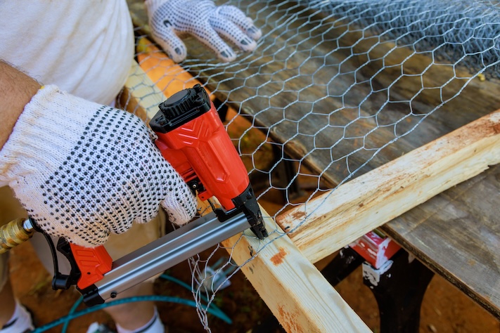 Ein Drahtgeflecht schützt später die Pflanzen im Hochbeet gegen unliebsamen Nagetierbesuch I Foto: Envato Elements